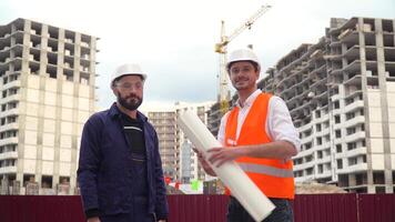 arquitecto o ingeniero laboral, hojeada edificio proyecto de construcción sitio con Plano plan. empresario obrero, masculino construcción ingenieros o arquitectos trabajando personas video