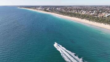 Barche lusso bianca sabbia turchese mare persone a piedi città spiaggia Perth Australia aereo 4k video