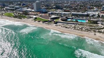 piscina de a de praia anfiteatro surfar Scarborough de praia perth aéreo 4k video