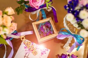 Boda decoración. dorado anillos en de madera caja con vistoso cintas adentro. foto