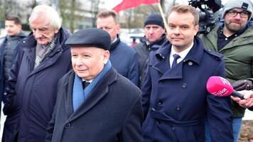 varsovia, Polonia. 7 7 febrero 2024. el líder de el oposición pis fiesta, jaroslaw kaczynski, durante un prensa conferencia en frente de el sejm foto