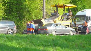 ternopil, Ucrania, mayo 2020. la carretera trabajadores laico asfalto. la carretera trabajos video