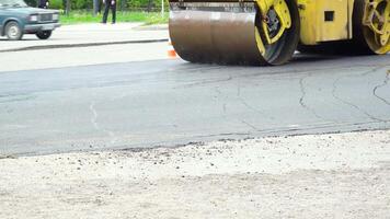 strada rullo fare strada riparazione e pavimentazione di strade. edificio nuovo strada video