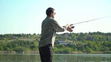 visser gips visvangst hengel in meer of rivier- water. visvangst Aan meer video
