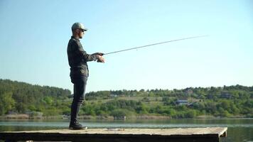 fiskare kasta fiske stång i sjö eller flod vatten. fiske på sjö video