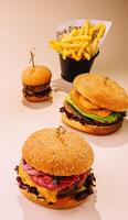 grande y mini hamburguesas con papas fritas foto