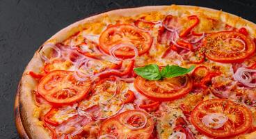 Pizza con tocino cebollas y Tomates foto