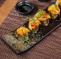salmón Sushi temaki en negro plato foto