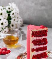 pedazo de delicioso rojo terciopelo pastel con sabroso crema foto