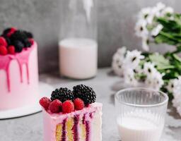 Fruta pastel con Fresco frambuesa, Mora y vainilla crema foto