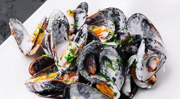 plato de sabroso mejillones con perejil cerca arriba foto