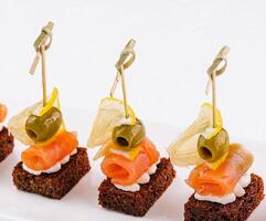 canapés con queso y rojo pescado foto