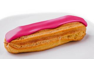 eclair postre con rosado Formación de hielo en plato foto