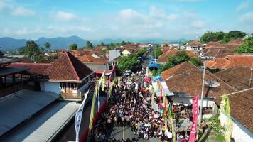 cigur Vila, a funcionários dentro a tradicional cerimônia sereno taun.ciggur Vila, a funcionários dentro a tradicional cerimônia sereno taun. kuningan, oeste Java, Indonésia, fevereiro 19, 2024 video