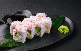 Sushi rollos con cangrejo palos con aguacate foto