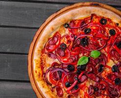 Pizza con bávaro salchichas con campana pimienta y rojo cebolla foto