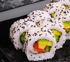 delicioso aguacate Sushi rodar con salmón foto