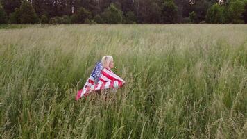 americano mujer con orgullo participación americano bandera a puesta de sol campo, celebrar 4to de julio foto