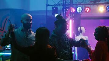 danza socios bailar el vals a fiesta, bailando en pares en lento romántico música en danza piso. alegre parejas disfrutando vals a discoteca, teniendo divertido con etapa luces y bebidas entretenimiento. foto