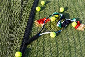 tenis raqueta y pelota en formación corte, soleado día foto