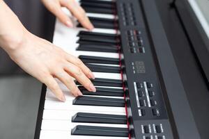 teclado y manos jugando el piano foto