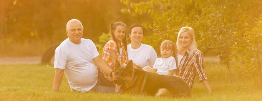 multi Generacion familia en campo caminar foto