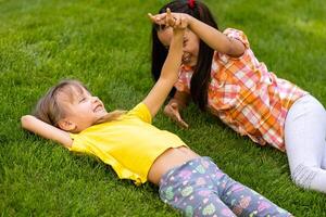 contento emocionado niños teniendo divertido juntos en patio de recreo foto