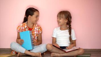 educación y colegio concepto - pequeño estudiante muchachas estudiando y leyendo libro a hogar foto