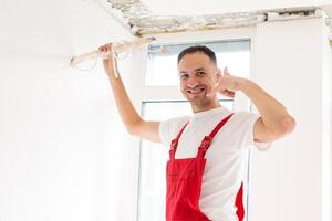 técnico de el aire acondicionamiento sistema es trabajando en instalando un nuevo aire acondicionador en el departamento. foto