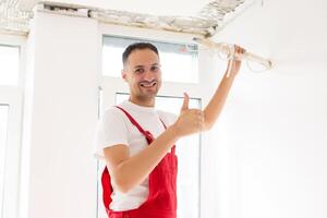 técnico de el aire acondicionamiento sistema es trabajando en instalando un nuevo aire acondicionador en el departamento. foto