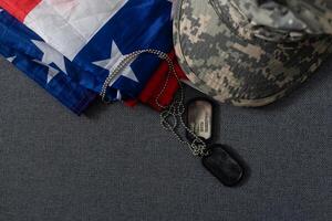 Ejército tokens en militar uniforme y Estados Unidos nacional bandera antecedentes. foto