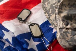 Ejército tokens en militar uniforme y Estados Unidos nacional bandera antecedentes. foto