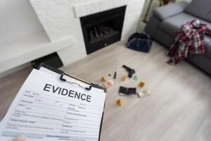 forense 's mano en negro guante escritura en evidencia bolso y sello por rojo cinta en crimen escena investigación foto