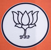 nuevo Delhi, India - febrero 17 2024 - bharatiya janata fiesta logo de indio político fiesta, bjp bhartiya Janta fiesta símbolo durante pm la carretera espectáculo en Delhi, India, bjp firmar y símbolo foto