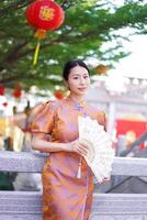 chino mujer en tradicional disfraz para contento chino nuevo año concepto foto