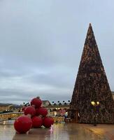 un Navidad árbol con muchos adornos en eso foto