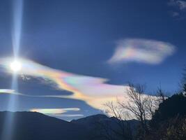 arco iris nubes en el cielo con montañas en el antecedentes foto