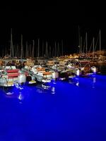 barcos son atracado a noche en un centro de deportes acuáticos foto