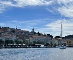 un ver de el ciudad de hvar desde el agua foto