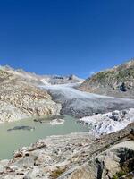 un grande glaciar en el montañas foto