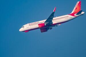 nuevo Delhi, India, diciembre 25 2023 - aire India aerobús a320 tomar apagado desde indra Gandhi internacional aeropuerto Delhi, aire India Doméstico avión volador en el azul cielo durante día hora foto