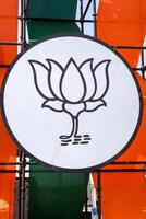 nuevo Delhi, India - febrero 17 2024 - bharatiya janata fiesta logo de indio político fiesta, bjp bhartiya Janta fiesta símbolo durante pm la carretera espectáculo en Delhi, India, bjp firmar y símbolo foto