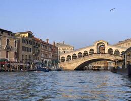 un puente terminado un canal en Venecia foto