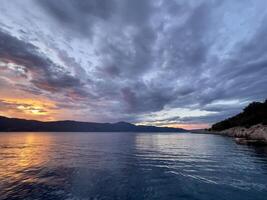 puesta de sol terminado el mar en Croacia foto