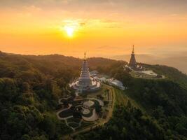 aéreo ver gemelo pagoda construido en parte superior de el montaña doi Inthanon a chiang Mai. foto