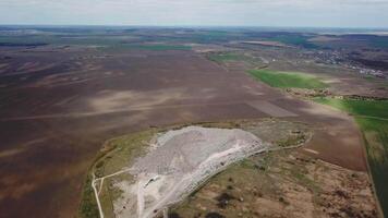 città scarico. un' enorme spazzatura scarico. molte di plastica, rifiuto spazzatura a discarica. ecologia inquinamento concetto video