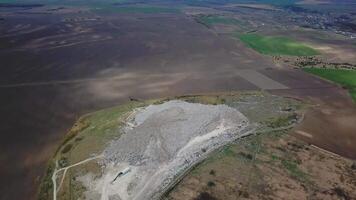 aereo Visualizza di città scarico. un' enorme spazzatura scarico. uccelli girando al di sopra di il spazzatura. molte di plastica, rifiuto spazzatura a discarica video