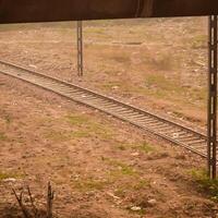 ver de tren ferrocarril pistas desde el medio durante tiempo de día a kathgodam ferrocarril estación en India, tren ferrocarril pista vista, indio ferrocarril unión, pesado industria foto