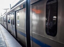 nuevo Delhi, India, febrero 17 2024 - Delhi metro tren llegando a jhandewalan metro estación en nuevo Delhi, India, Asia, público metro partiendo desde jhandewalan estación foto