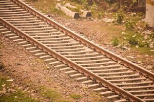 ver de tren ferrocarril pistas desde el medio durante tiempo de día a kathgodam ferrocarril estación en India, tren ferrocarril pista vista, indio ferrocarril unión, pesado industria foto